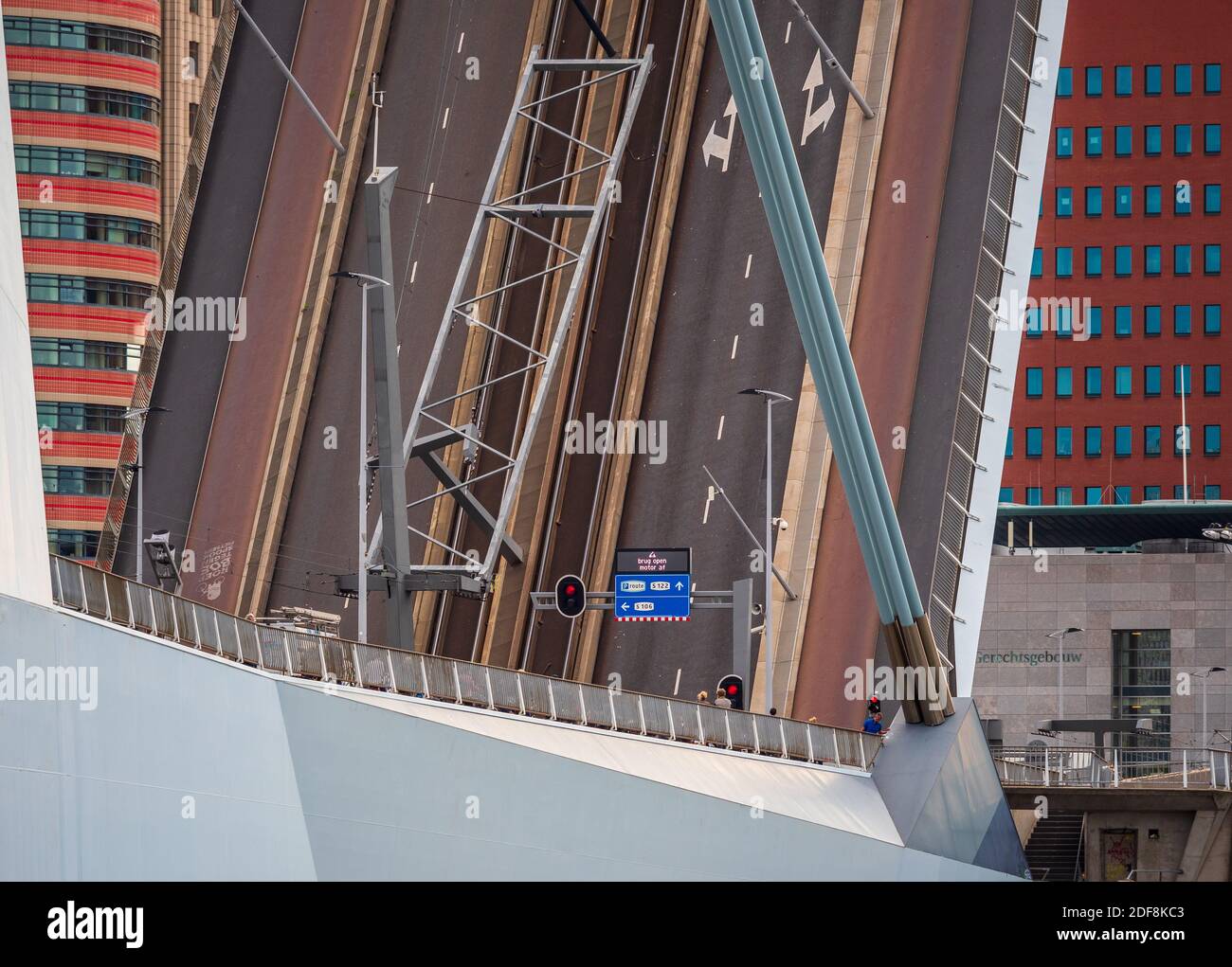Erasmus-Brücke Rotterdam erhöht - die Bascule-Brücke Abschnitt der Erasmus-Brücke angehoben, um große Schifffahrt auf der Maas oder Maas Fluss zu ermöglichen. Stockfoto