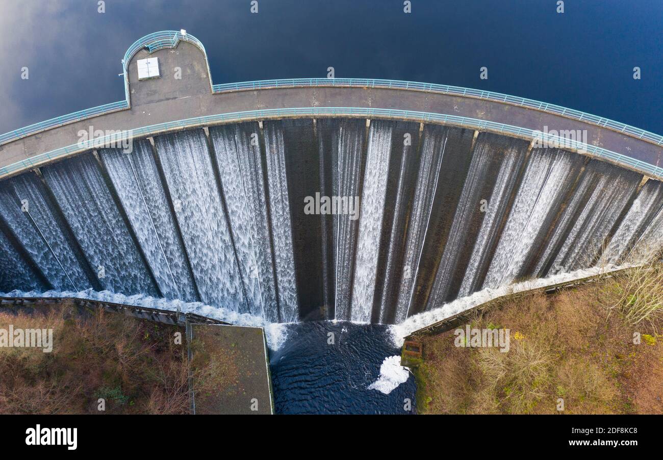 Glen Devon, Schottland, Großbritannien. Dezember 2020. Luftaufnahme des Wassers vom Castlehill Stausee, der über den verschütteten Wasserweg auf dem Castlehill Dam in Perth & Kinross fließt. Iain Masterton/Alamy Live News Stockfoto