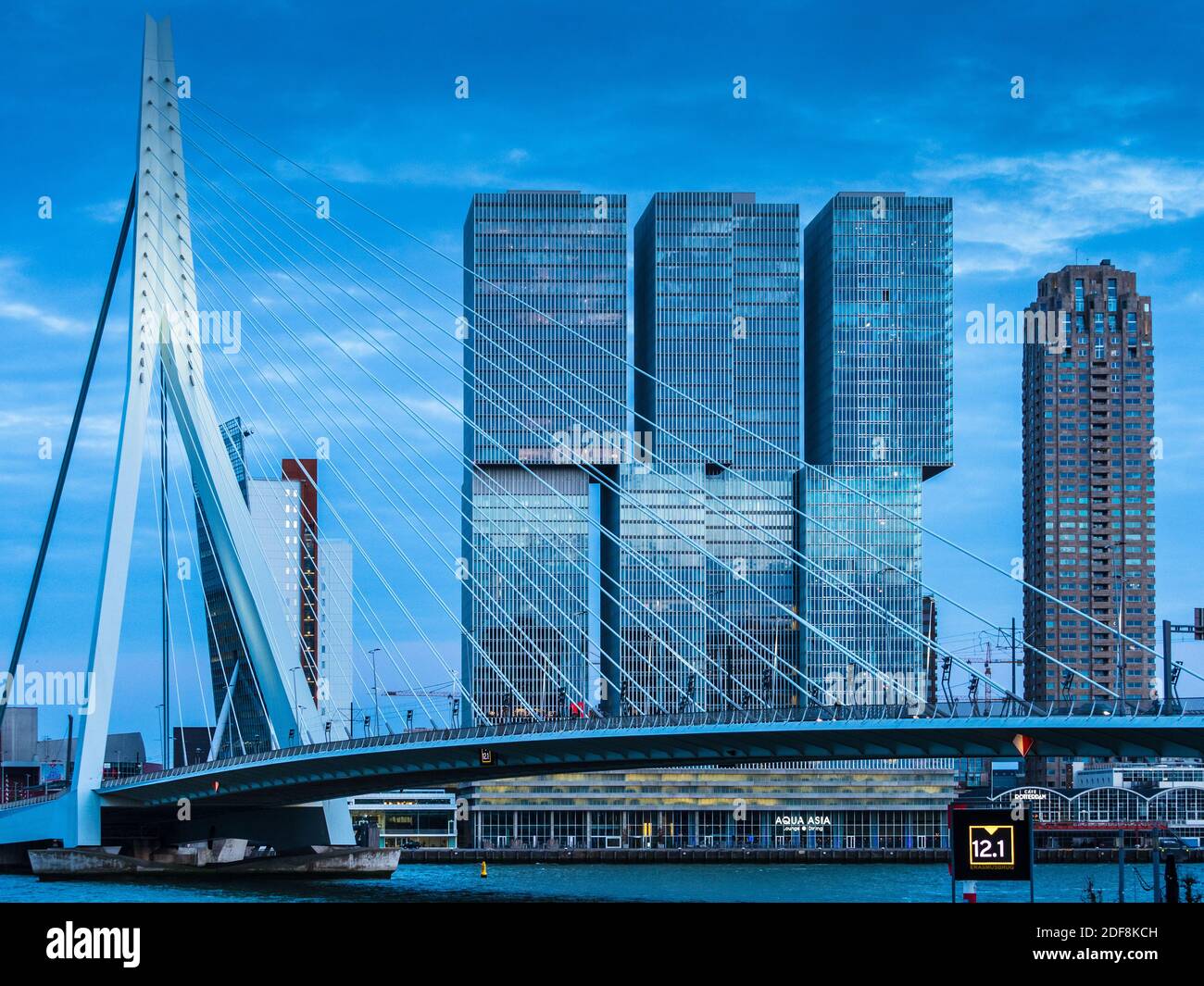 Rotterdam Architektur - De Rotterdam Gebäude sitzt hinter dem Wahrzeichen der Erasmus-Brücke, im Zentrum von Rotterdam, NL. De Rotterdam eröffnet 2013. Stockfoto