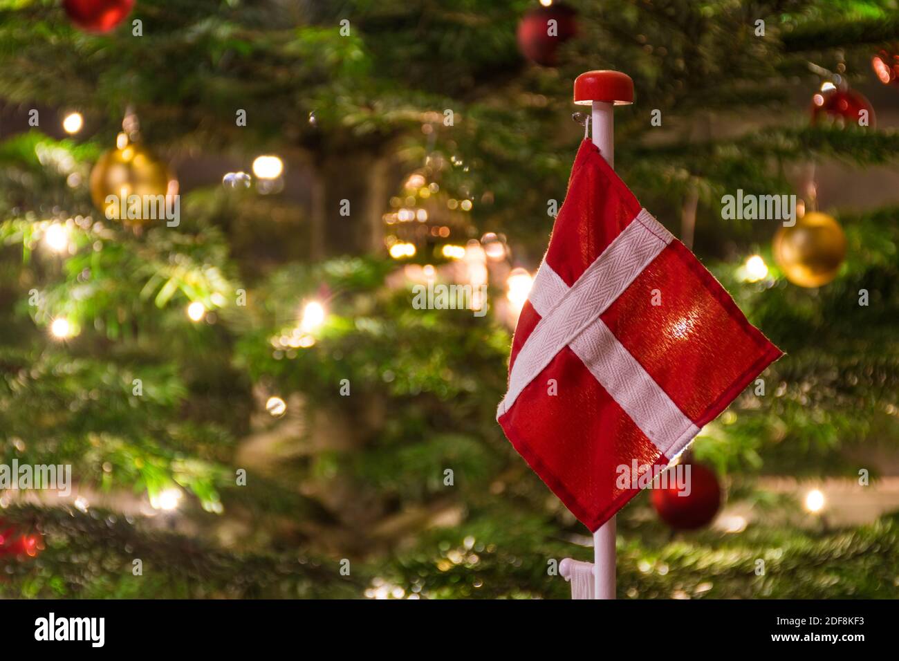 Schöner Weihnachtsbaum mit dänischer Flagge, skandinavischen  Kerzenleuchter, Ornamenten und Lichtern, Weihnachtsschmuck und Hintergrund  Stockfotografie - Alamy