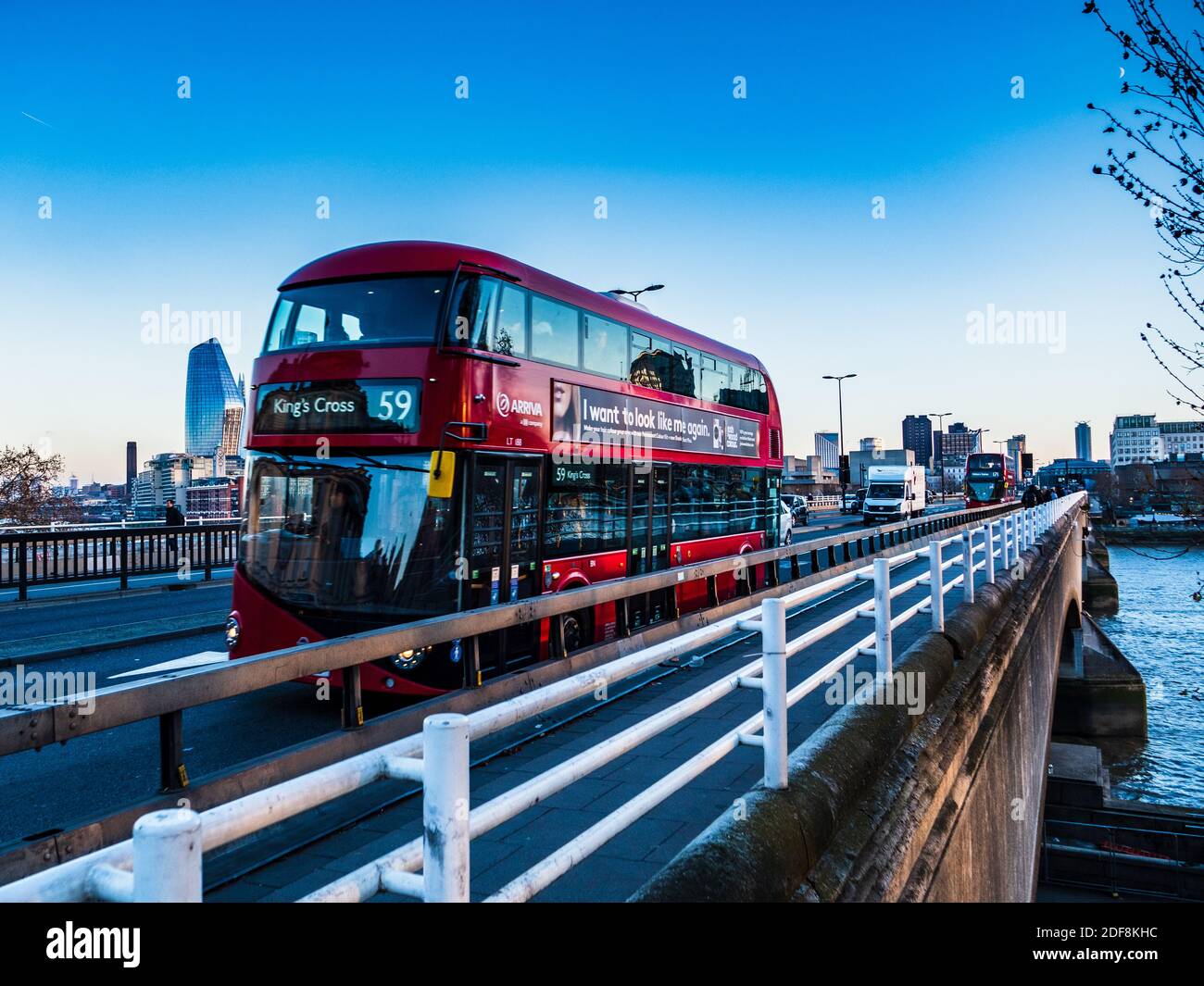 London Bus auf der Waterloo Bridge. Ein roter London Routemaster Bus auf der Waterloo Bridge im Zentrum von London. Stockfoto
