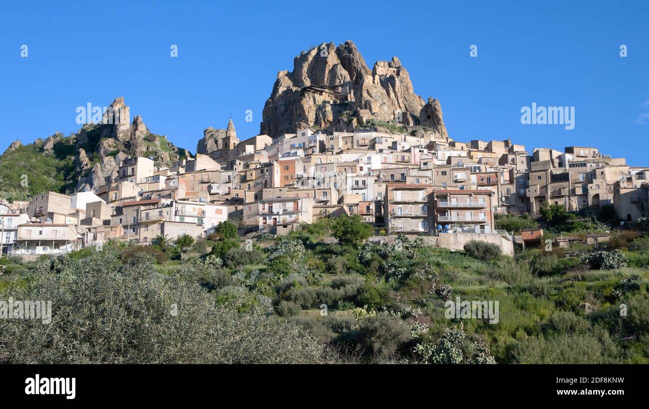 Felsendorf des sizilianischen Hinterlandes, Italien Stockfoto