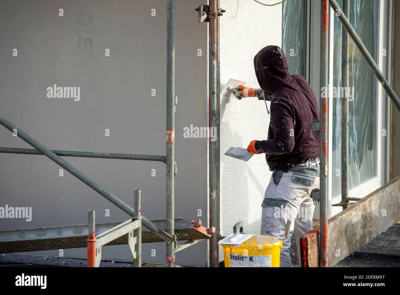 Baustelle, Wärmedämmung, Außendämmung, Fassadendämmung, gedämmte Fassade eines Neubaus verputzt, Duisburg, NRW, Deutschland Stockfoto