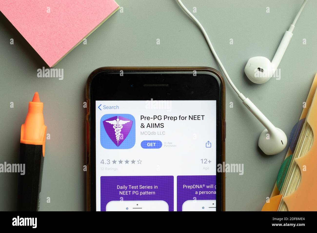 New York, USA - 1. Dezember 2020: Pre-PG Prep for NEET mobile App Icon auf dem Telefonbildschirm Draufsicht, illustrative Editorial. Stockfoto
