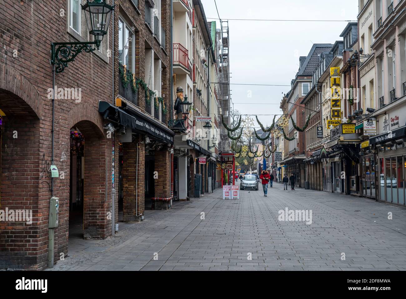 Altstadt, leere Bolkerstraße, normalerweise gut gefüllte Straße, mit vielen Altstadtkneipen, Weihnachtsdekoration, während der zweiten Sperre in der Corona Kr Stockfoto