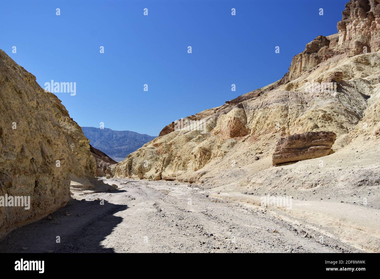 Golden Canyon und die umliegenden Felsformationen im Death Valley National Park. Ein klarer sonniger Tag mit hellblauem Himmel für Copyspace. Stockfoto