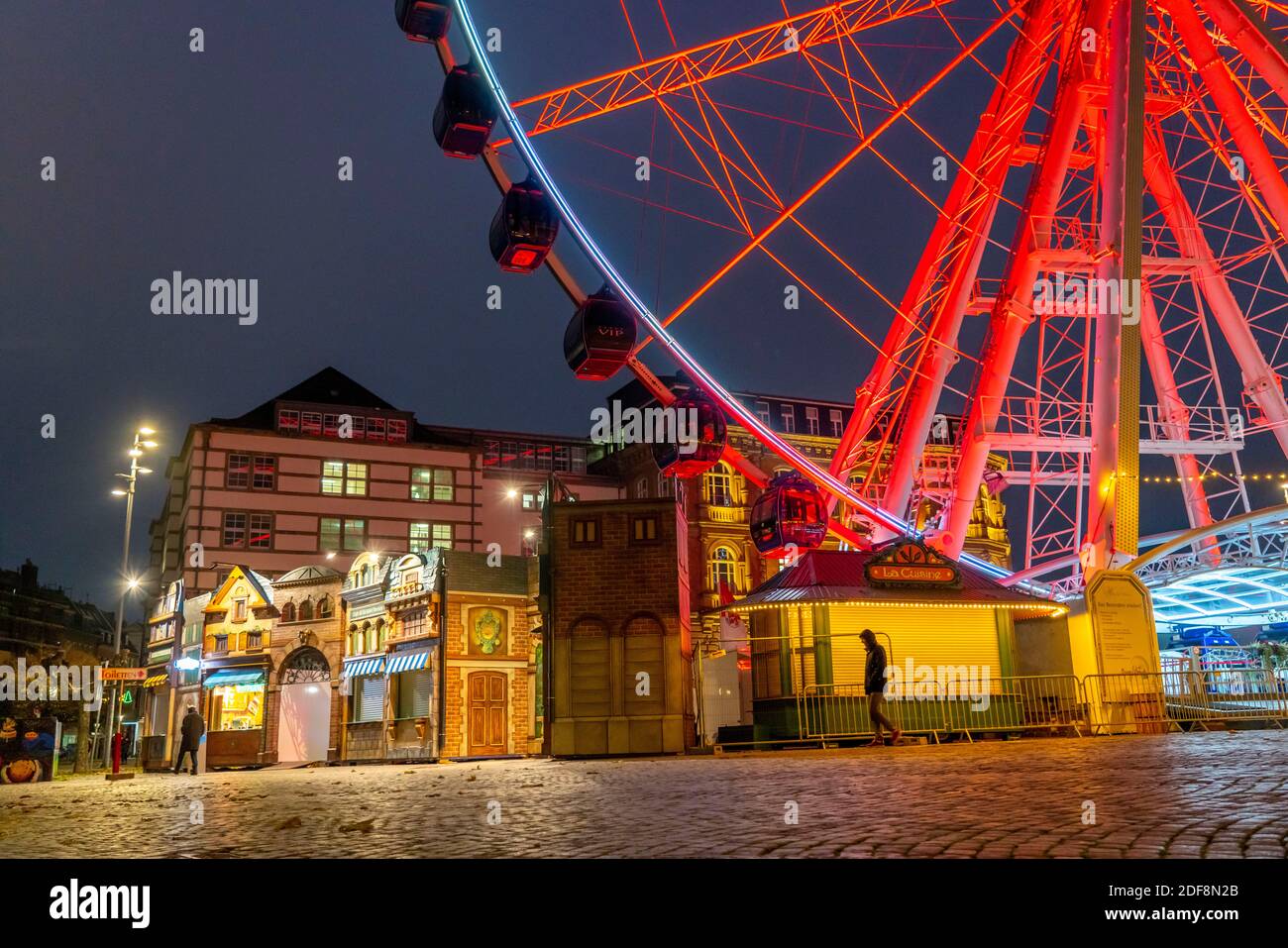 Altstadt, leerer Burgplatz, am Rheinufer, Riesenrad, Sehrad, mit vielen Weihnachtsmarktständen, viele geschlossen, meist gut gefüllt Stockfoto