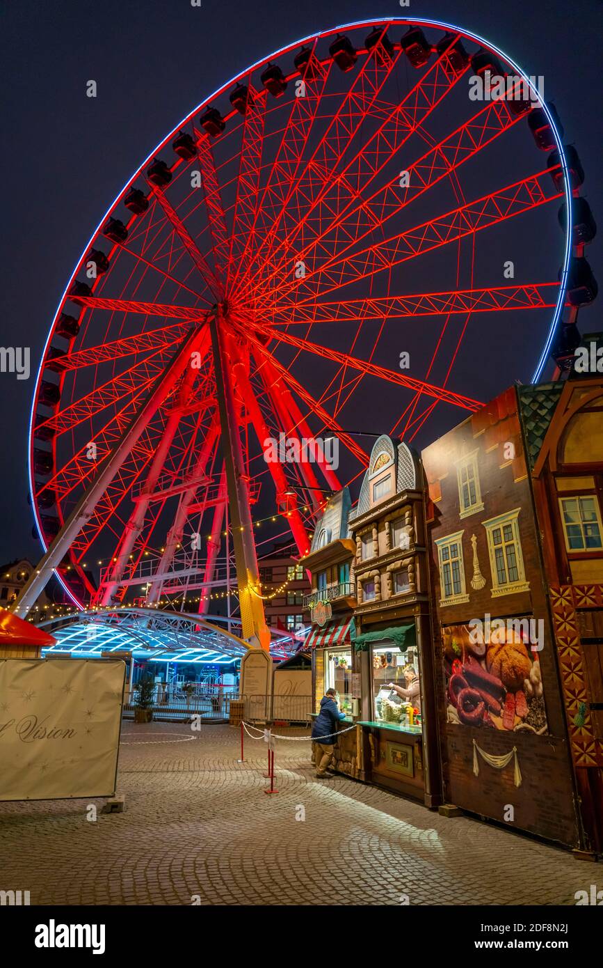 Altstadt, leerer Burgplatz, am Rheinufer, Riesenrad, Sehrad, mit vielen Weihnachtsmarktständen, viele geschlossen, meist gut gefüllt Stockfoto