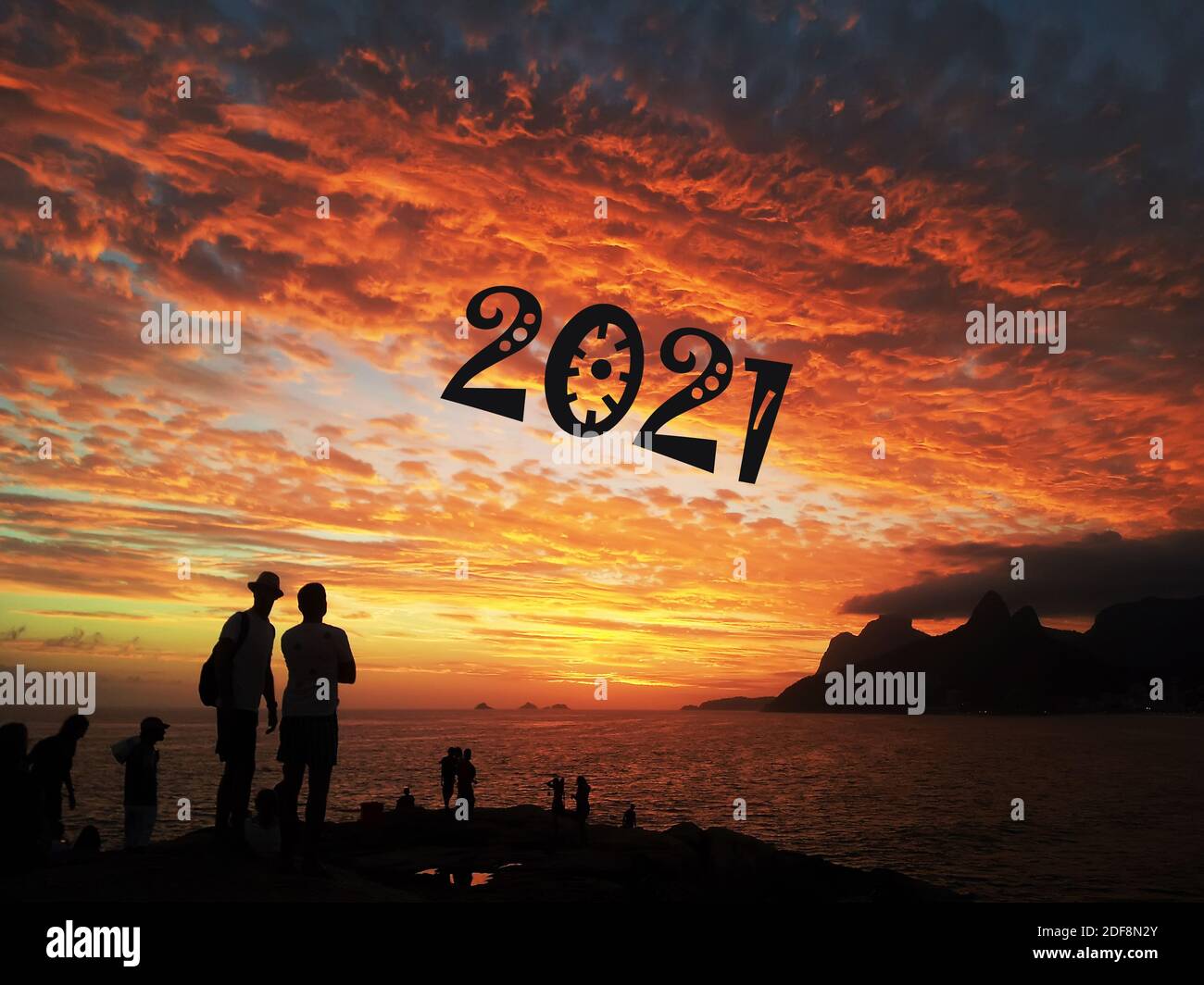 2021 kommt bei Sonnenuntergang am Strand von Arpoador in Rio de Janeiro an, Konzept. Stockfoto
