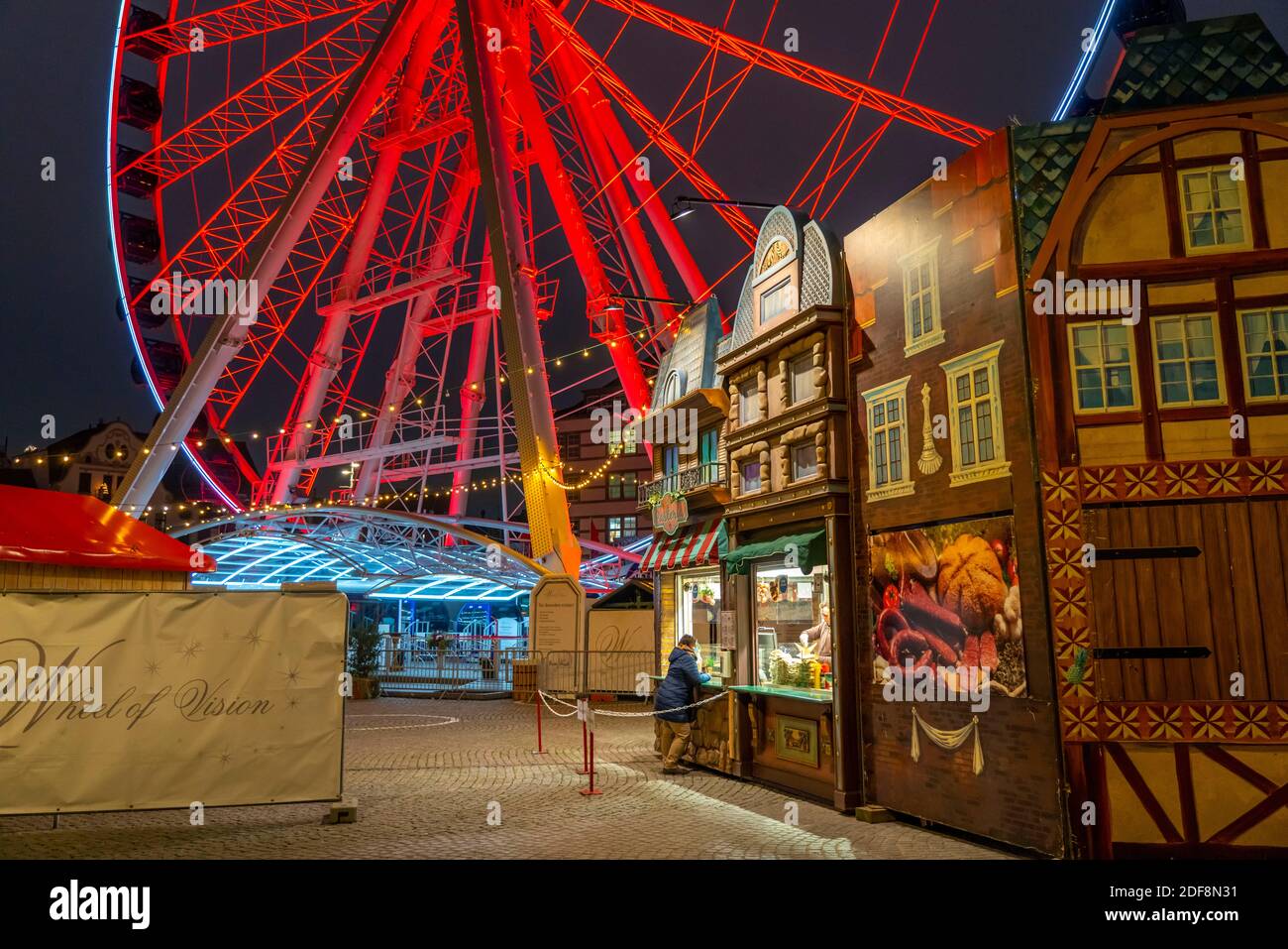 Altstadt, leerer Burgplatz, am Rheinufer, Riesenrad, Sehrad, mit vielen Weihnachtsmarktständen, viele geschlossen, meist gut gefüllt Stockfoto