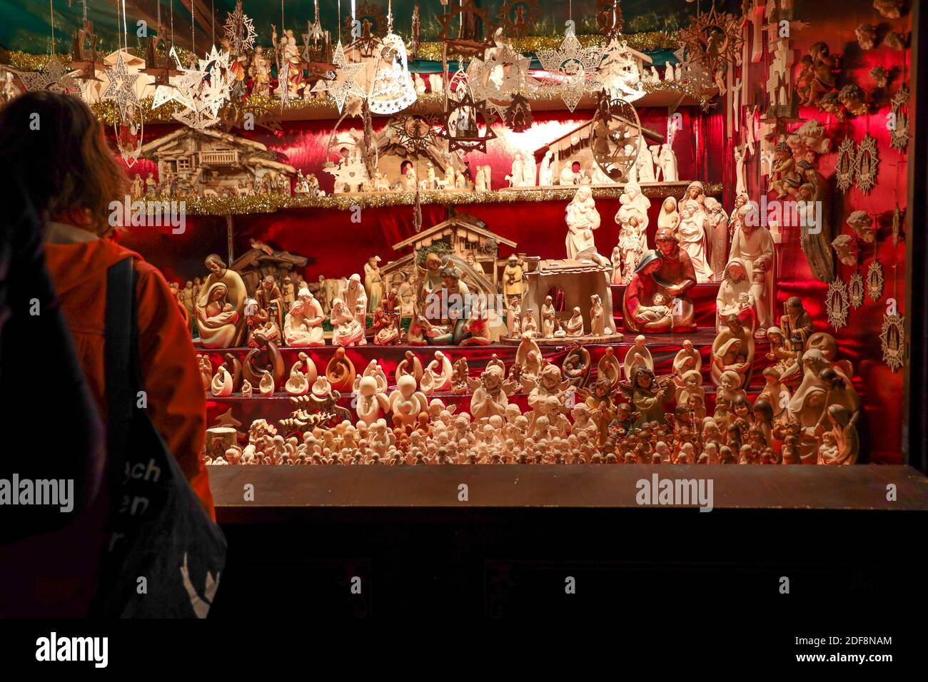 Handgemachte keramische Dekorationen Souvenirs ausgestellt am Stand des Weihnachtsmarktes in köln deutschland Stockfoto