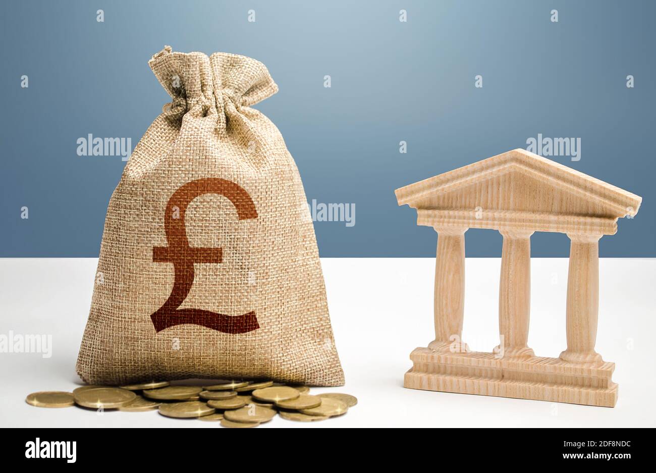 Britische Pfund Sterling Geldbeutel und Bank / Regierung Gebäude. Budgetierung, nationales Finanzsystem. Unterstützung von Unternehmen in der Krise. Kreditvergabe, de Stockfoto