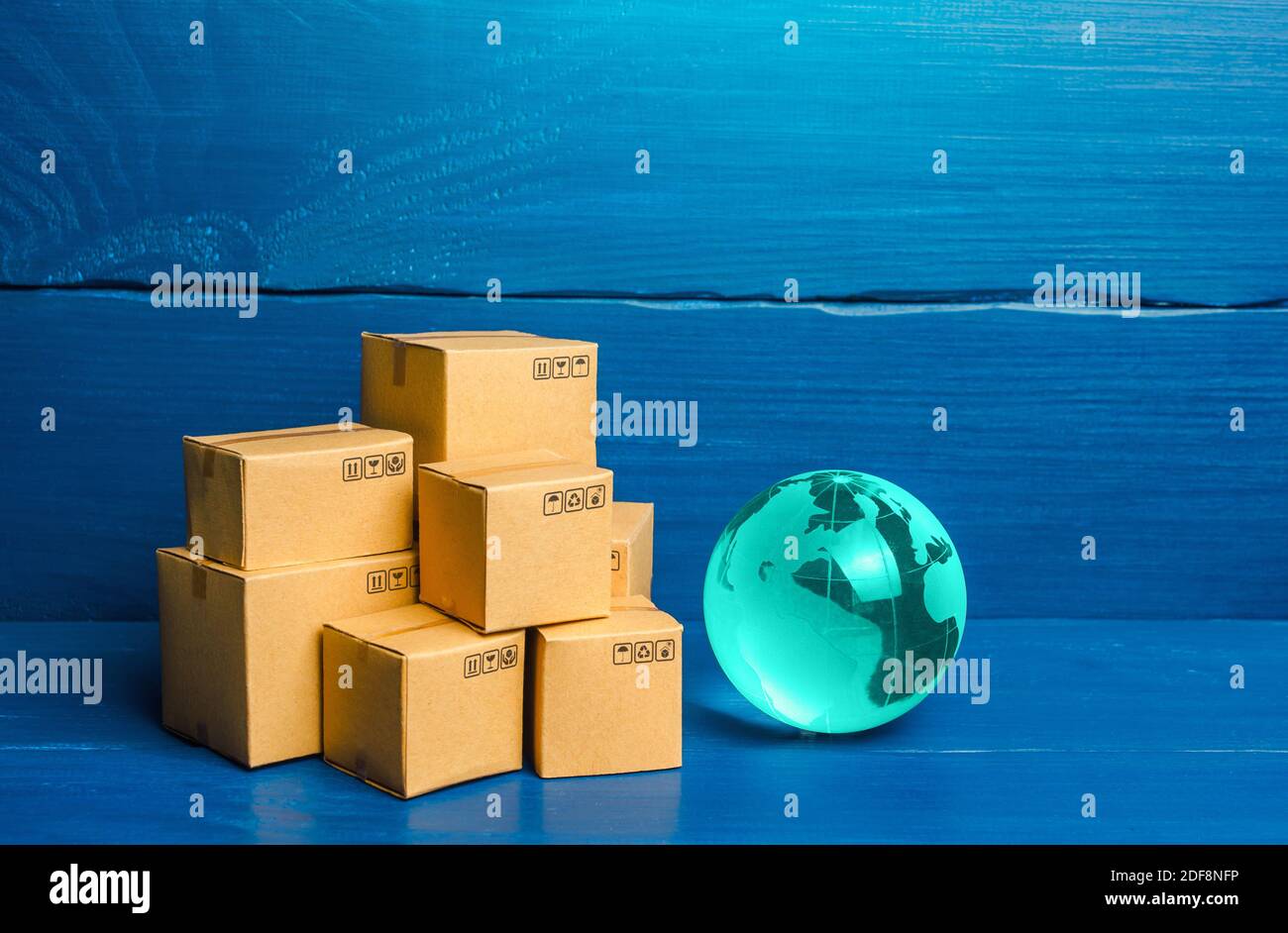 Planet Erde Globus und Boxen. Globales Geschäft und Welthandel. Verteilung von Waren, Import und Export von Produkten. Frachtversand Lieferung nach neu Stockfoto
