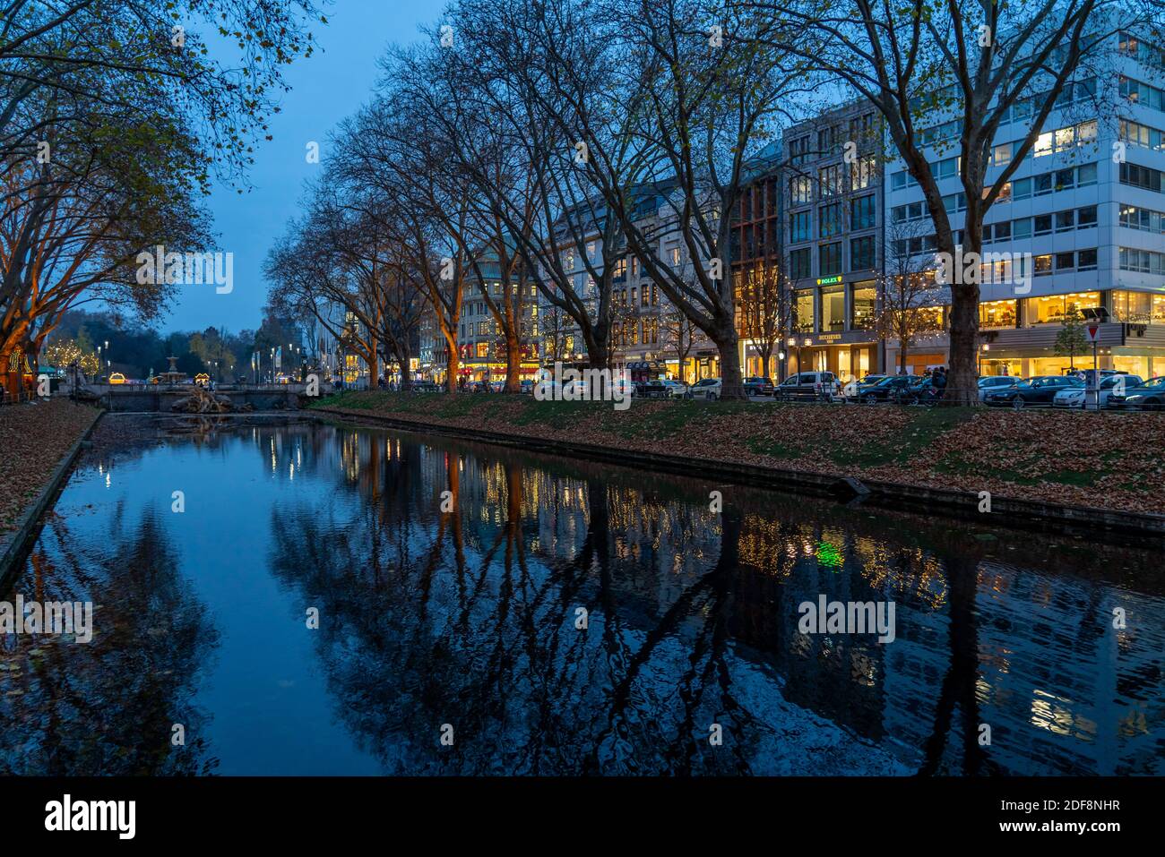 Königsallee, Kö, elegante Einkaufsstraße im Zentrum von Düsseldorf, Stadtkanal, Weihnachtszeit, Tritonbrunnen, NRW, Deutschland Stockfoto