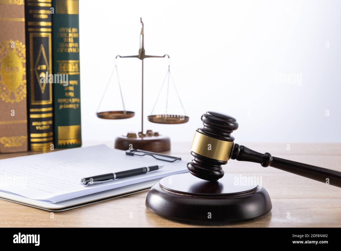 Eine selektive Aufnahme von einem Gavel, Dokumenten und Skalen - Rechtskonzept Stockfoto