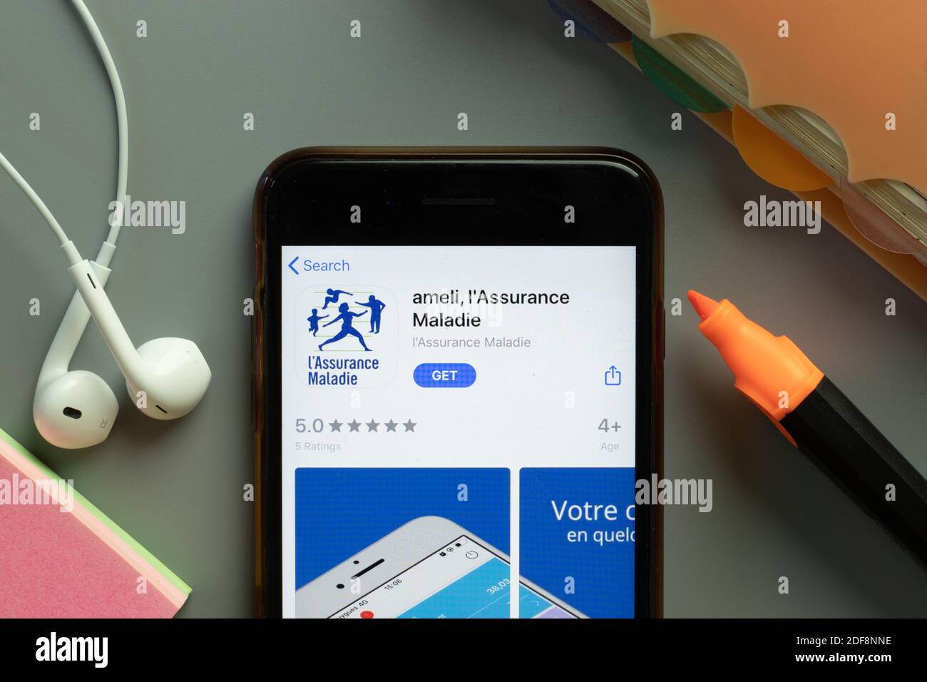 New York, USA - 1. Dezember 2020: ameli Assurance Maladie Mobile App Icon auf dem Telefonbildschirm Draufsicht, illustrative Editorial. Stockfoto