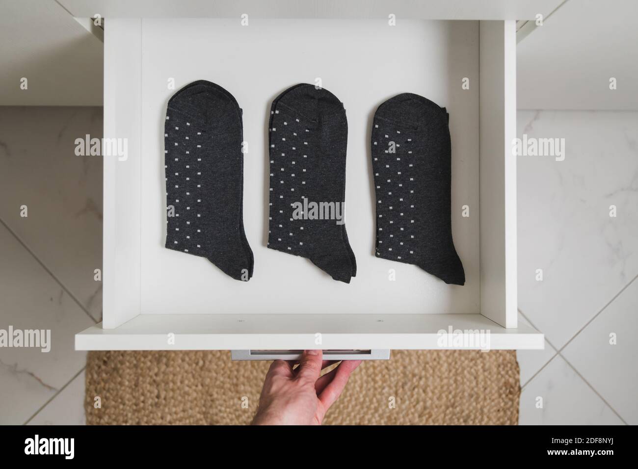 Schublade mit drei gleichen männlichen Socken Minimalismus Lifestyle-Konzept. Draufsicht Stockfoto