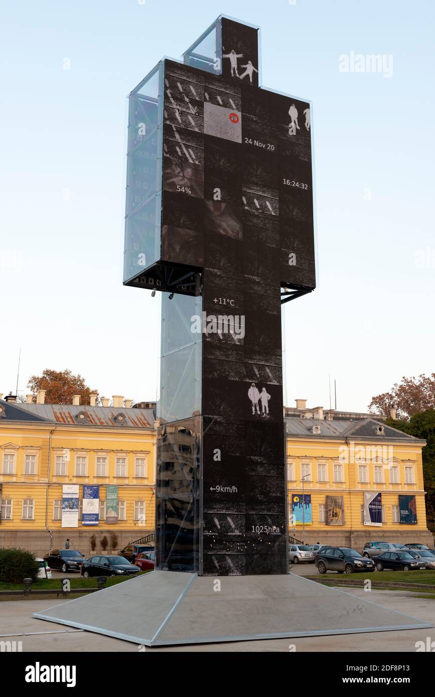 'One man' interaktive Hightech-Installation, die dynamische virtuelle Inhalte als zeigt Temporäres digitales Kunstprojekt in der Innenstadt von Sofia Bulgarien Stockfoto