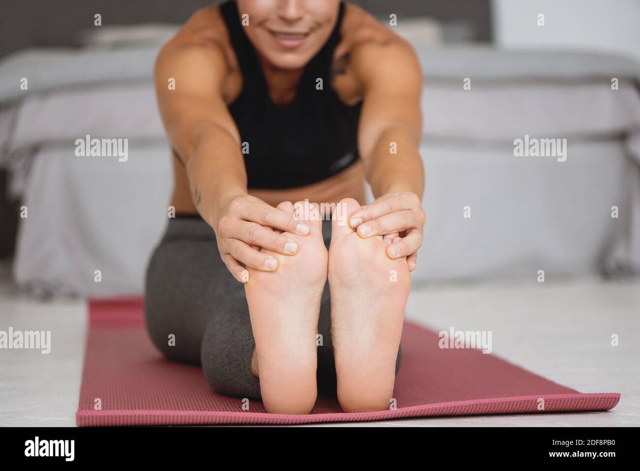 Nahaufnahme einer jungen Frau, die Yoga praktiziert. Stockfoto