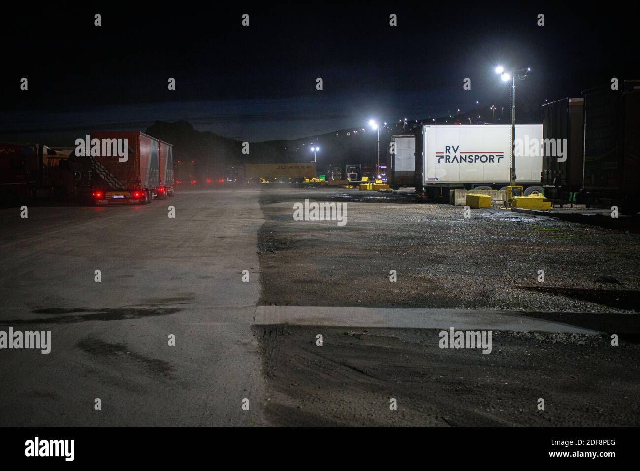 Lastkraftwagen bei Motis Güterabfertigung in Dover nach dem Brexit und verringern die Überlastungen im Hafen. Stockfoto