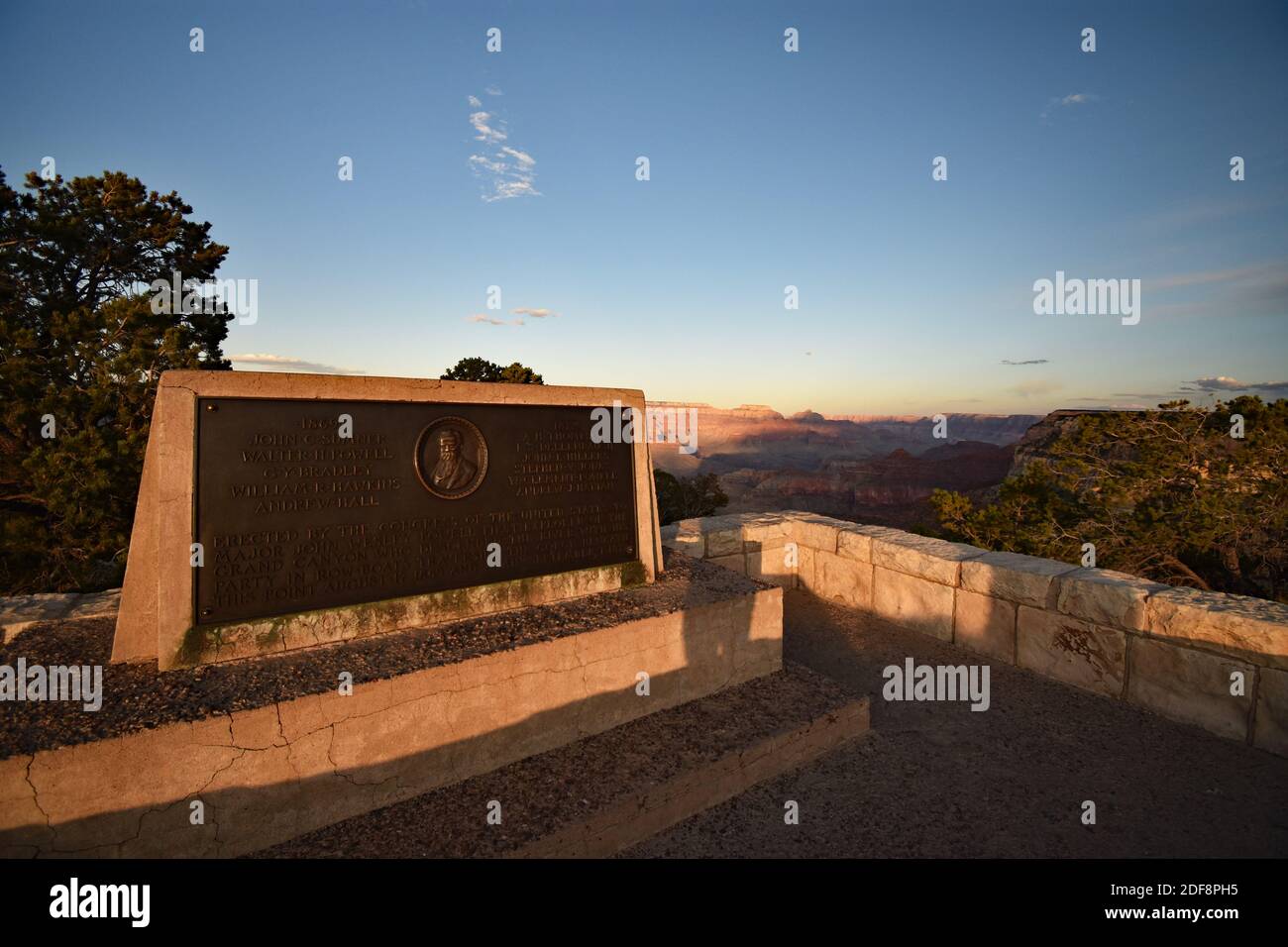 Das Powell Point Monument, wenn die Sonne bei Sonnenuntergang am Südrand des Grand Canyon National Park, Arizona, USA, einen orangefarbenen Schein wirft. Stockfoto