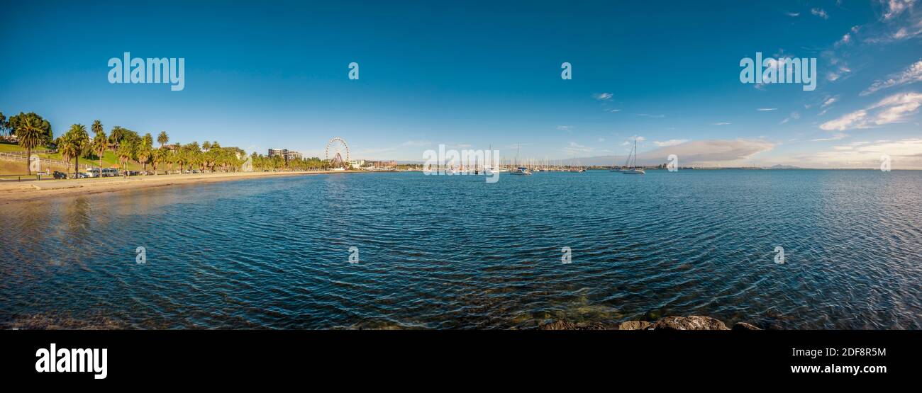 Großer Blick auf die Küste von Eastern Beach, Geelong Yacht Club und Corio Bay, Geelong, Victoria, Australien Stockfoto