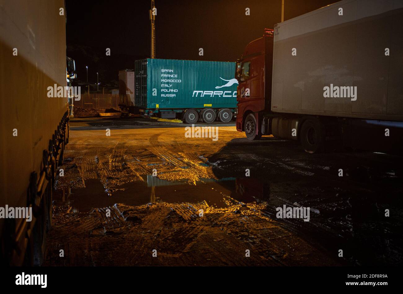 Lastkraftwagen bei Motis Güterabfertigung in Dover nach dem Brexit und verringern die Überlastungen im Hafen. Stockfoto