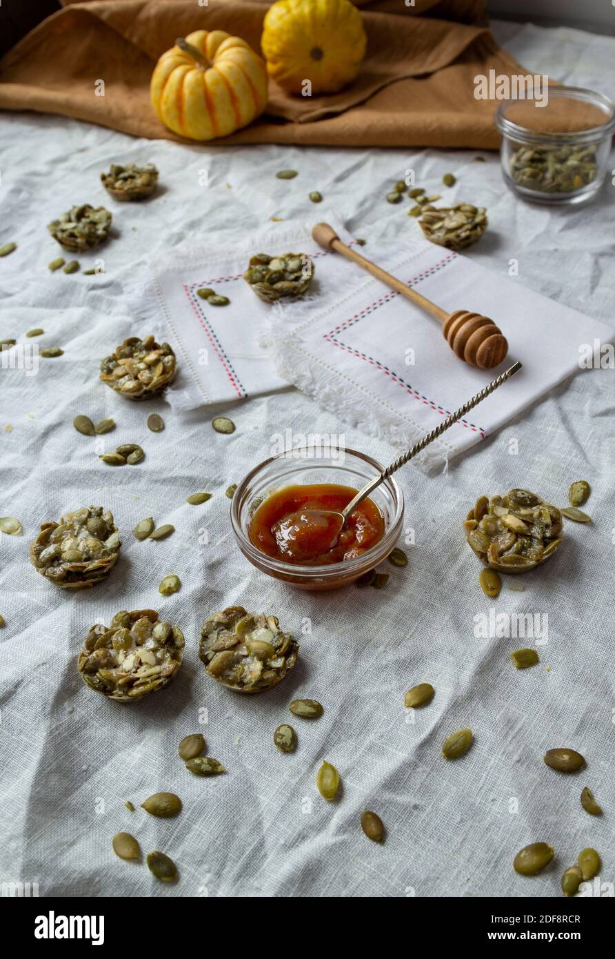 Bio-Süßigkeiten mit Kürbiskernen. Fitness-Cookies auf einer Leinentischdecke. Einfarbige Farben Stockfoto