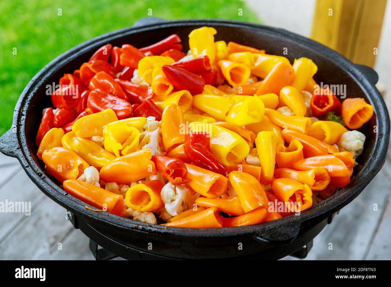 Ein großer Kessel mit einem frischen gesunden Gemüse für Party im Freien. Stockfoto