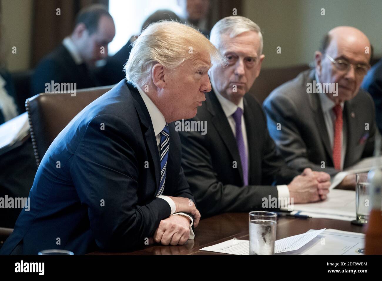 US-Präsident Donald J. Trump (L) spricht neben US-Verteidigungsminister Jim Mattis (C) und US-Handelsminister Wilbur Ross (R) bei einem Treffen mit Mitgliedern seines Kabinetts am 08. März 2018 im Kabinettsaal des Weißen Hauses in Washington, DC, USA. Foto von Pool/ABACAPRESS.COM Stockfoto