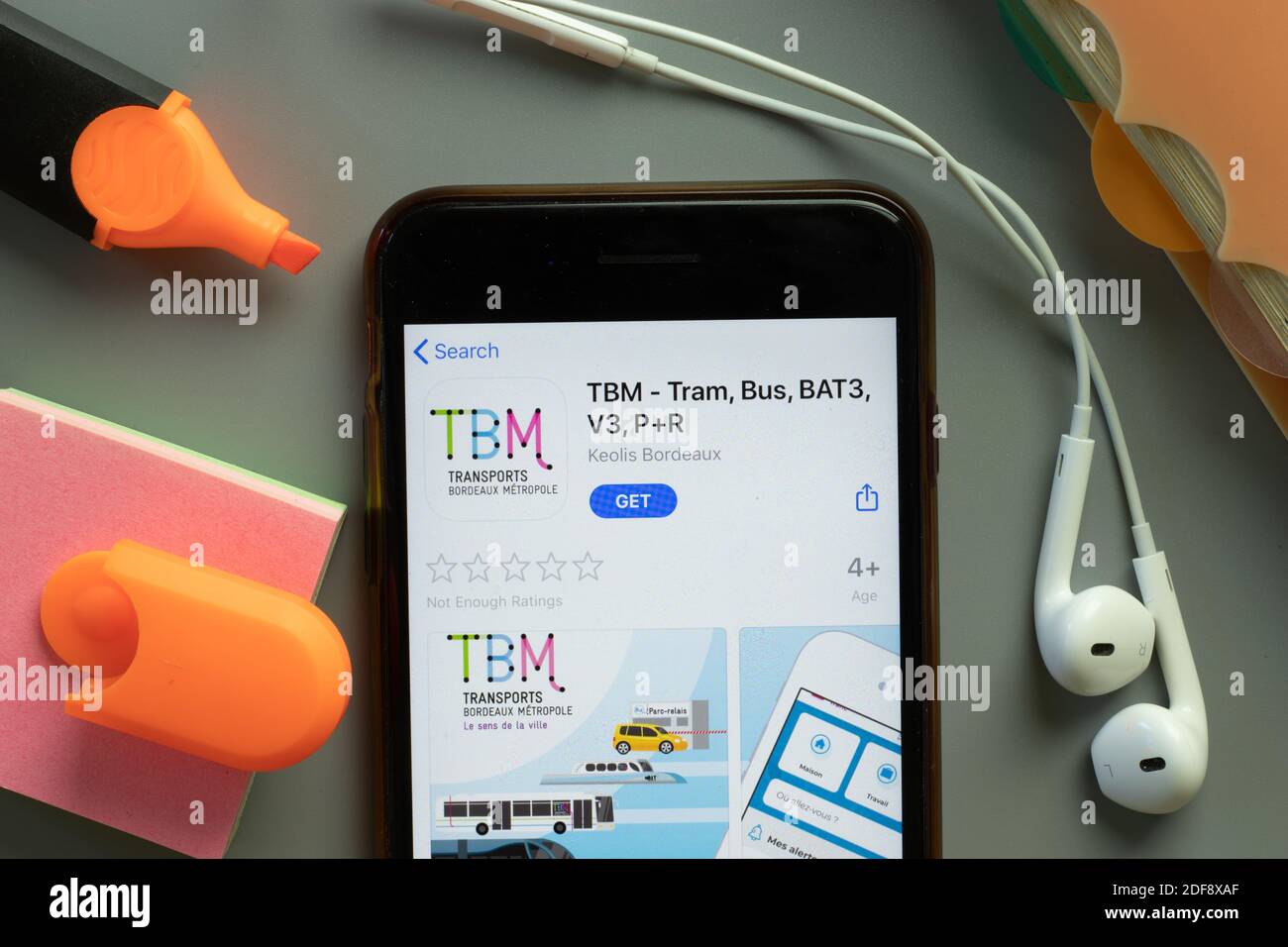 New York, USA - 1. Dezember 2020: TBM Tram Bus Mobile App Icon auf dem Telefonbildschirm Draufsicht, illustrative Editorial. Stockfoto