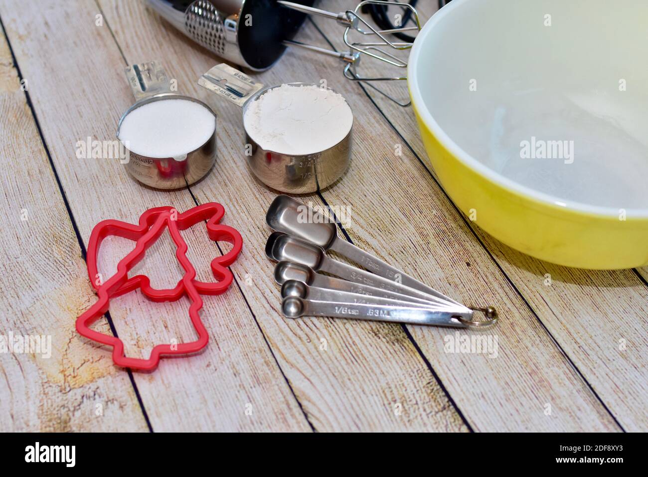 Holiday Cookie Küchenutensilien und Schüsseln bereit für saisonale Backen Stockfoto