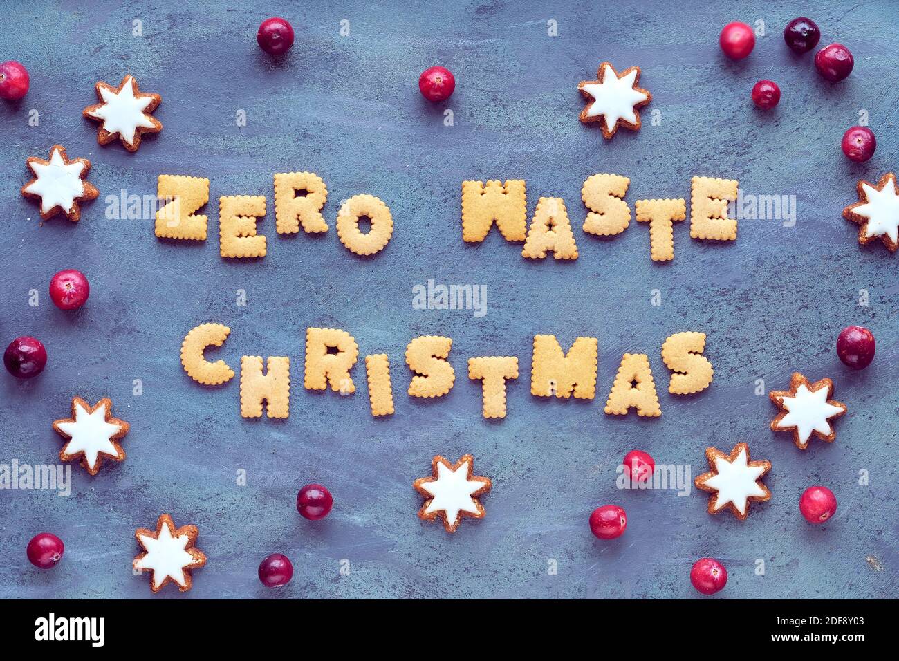 Text Zero Waste Weihnachten aus Cookies. Weihnachten Hintergrund mit natürlichen biologisch abbaubaren Dekorationen. Stockfoto