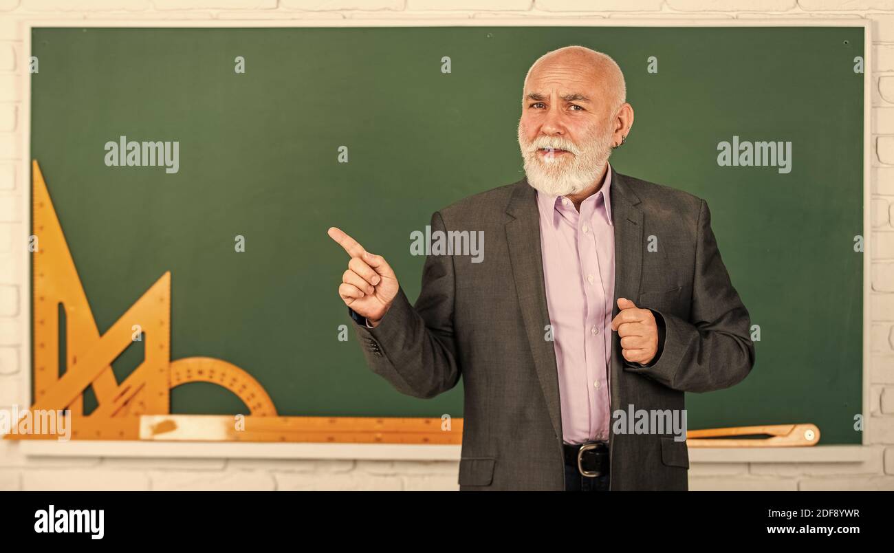 Schauen und lernen. Zurück zur Schule. Mathematische grafische Werkzeuge. trigonometrie Lektion im Klassenzimmer. Holen Sie sich Wissen hier. Senior Mann Lehrer verwenden mathematische Werkzeuge. Bärtigen Dozent Mann erklären Geometrie auf Tafel. Stockfoto