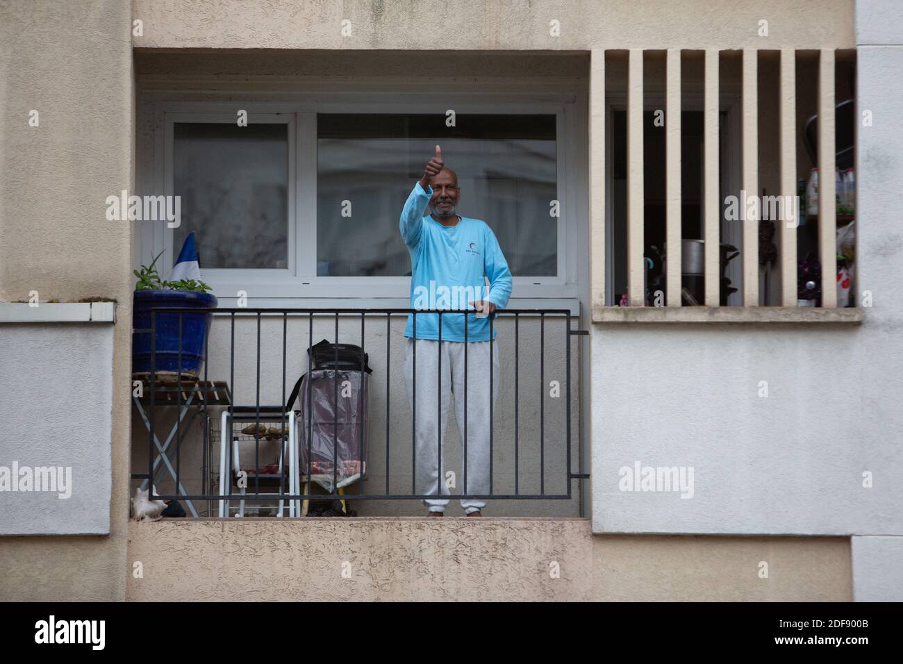Ein Sporttrainer gibt einen Turnkurs für die Bewohner eines Arbeiterviertels in Suresnes, Vororte von Paris, Frankreich am 3. April 2020 in unter Sperre für einige Wochen. Zwei Bewohner und Mitglieder des Vereins Collectif Solidaire des Chenes Ismael Ichaoui und Smail Belkacem beschlossen, drei Mal in der Woche Sportunterricht für Menschen auf ihren Balkonen zu geben. Foto von Raphael Lafargue/ABACAPRESS.COM Stockfoto