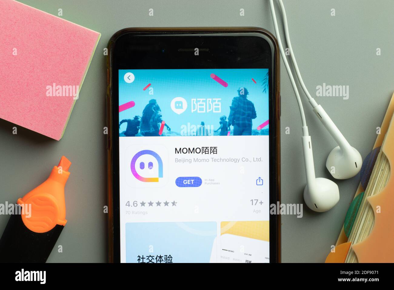 New York, USA - 1. Dezember 2020: MOMO Mobile App Icon auf dem Telefonbildschirm Draufsicht, illustrative Editorial. Stockfoto