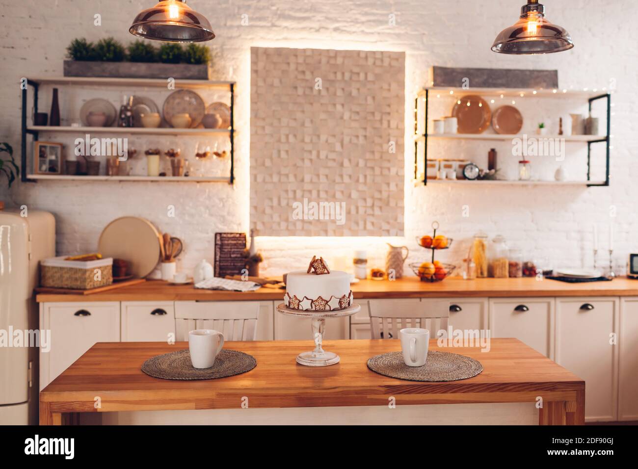 Retro Küche Weihnachten und Neujahr Interieur. Fotostudio-Design mit Holzmöbeln. Urlaub Kuchen mit Tee auf der Insel Stockfoto