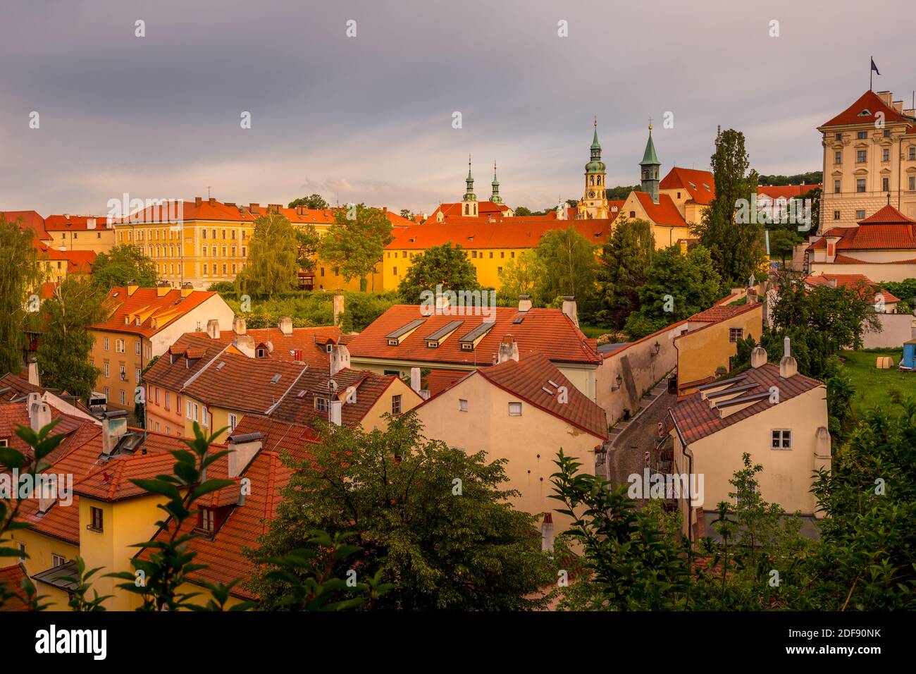 Das historische malerische Viertel Neue Welt in der Nähe der Prager Burg bei Sonnenuntergang. UNESCO-Denkmal, Tschechische Republik Stockfoto