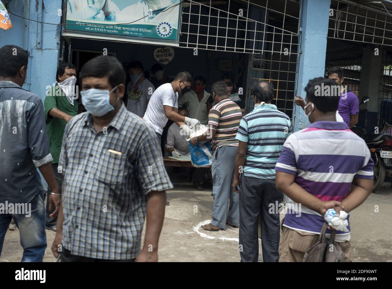 Eine Auto-Rikscha-Vereinigung stellt die Autofahrer und die Besitzer von Auto-Rikscha 5 kg Reis, 3 kg Kartoffeln und 1/2 kg Linsen während 21 Tagen sperren in Indien wegen covid 19 Pandemie. Auto-Rikschaufelfahrer und die Besitzer sind arm und arbeitsarm. Kolkata, Westbengalen, Indien am 3. April 2020. Foto von Arindam Mukherjee/ABACAPRESS.COM Stockfoto
