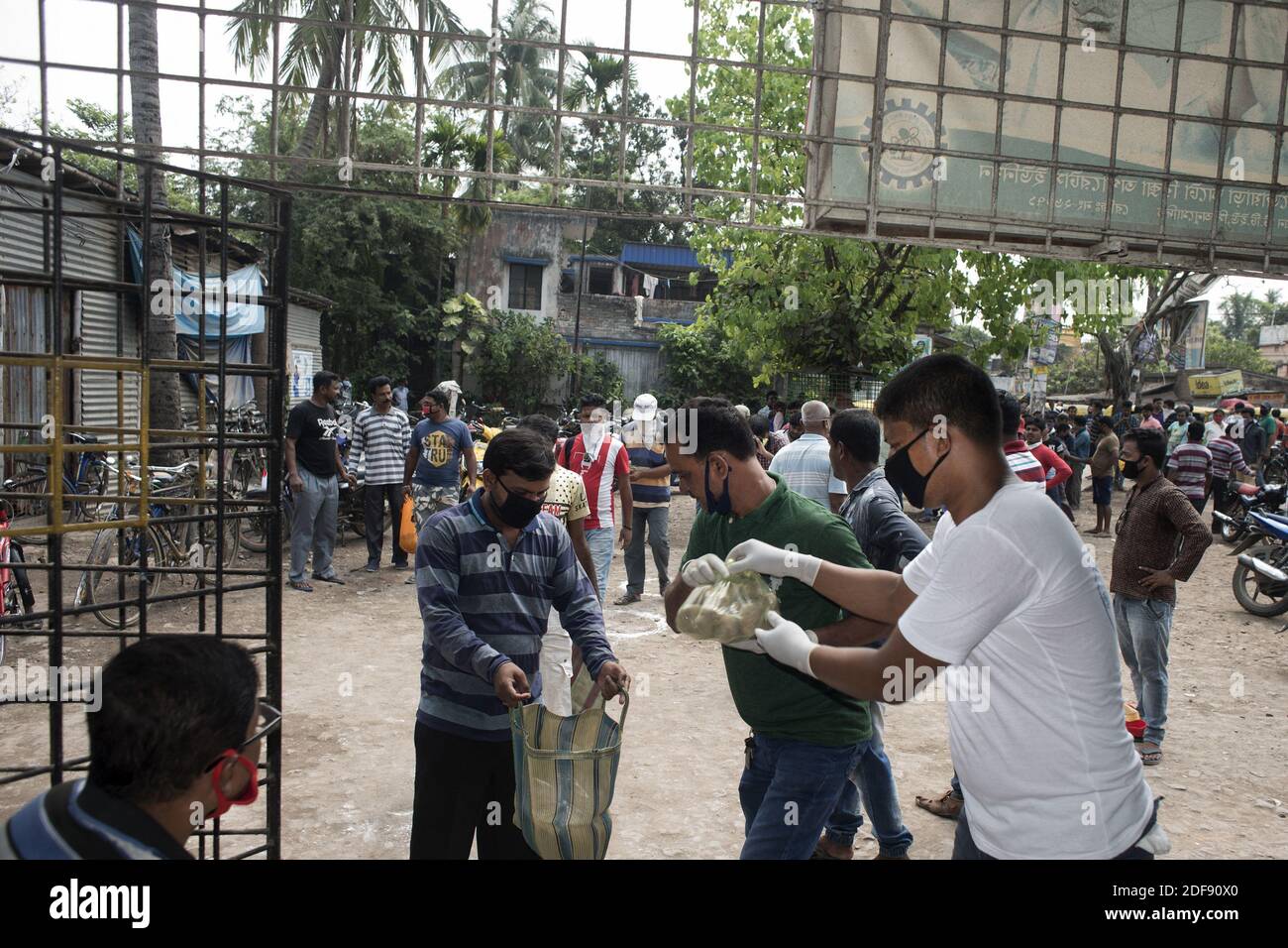 Eine Auto-Rikscha-Vereinigung stellt die Autofahrer und die Besitzer von Auto-Rikscha 5 kg Reis, 3 kg Kartoffeln und 1/2 kg Linsen während 21 Tagen sperren in Indien wegen covid 19 Pandemie. Auto-Rikschaufelfahrer und die Besitzer sind arm und arbeitsarm. Kolkata, Westbengalen, Indien am 3. April 2020. Foto von Arindam Mukherjee/ABACAPRESS.COM Stockfoto