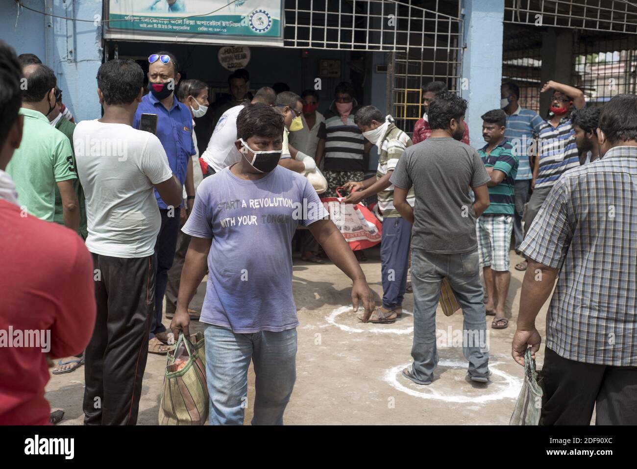 Eine Auto-Rikscha-Vereinigung stellt die Autofahrer und die Besitzer von Auto-Rikscha 5 kg Reis, 3 kg Kartoffeln und 1/2 kg Linsen während 21 Tagen sperren in Indien wegen covid 19 Pandemie. Auto-Rikschaufelfahrer und die Besitzer sind arm und arbeitsarm. Kolkata, Westbengalen, Indien am 3. April 2020. Foto von Arindam Mukherjee/ABACAPRESS.COM Stockfoto