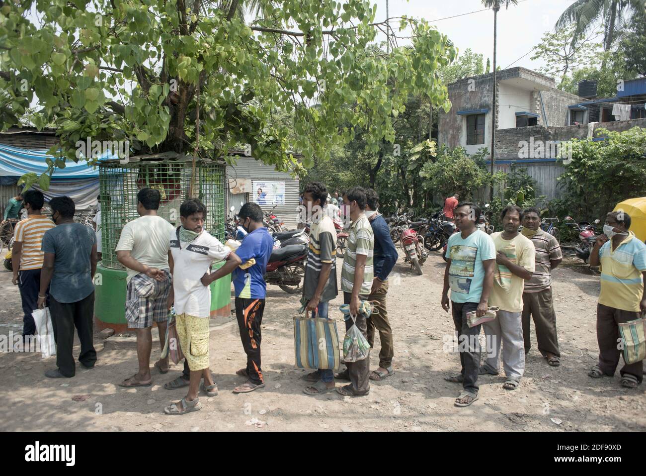 Die soziale Distanzierung wird nicht aufrechterhalten, während eine Auto-Rikscha-Vereinigung den Autofahrern und den Besitzern von Auto-Rikschas 5 kg Reis, 3 kg Kartoffel und 1/2 kg Linsen während 21 Tagen in Indien aufgrund der covid 19 Pandemie sperren. Auto-Rikschaufelfahrer und die Besitzer sind arm und arbeitsarm. Kolkata, Westbengalen, Indien am 3. April 2020. Foto von Arindam Mukherjee/ABACAPRESS.COM Stockfoto