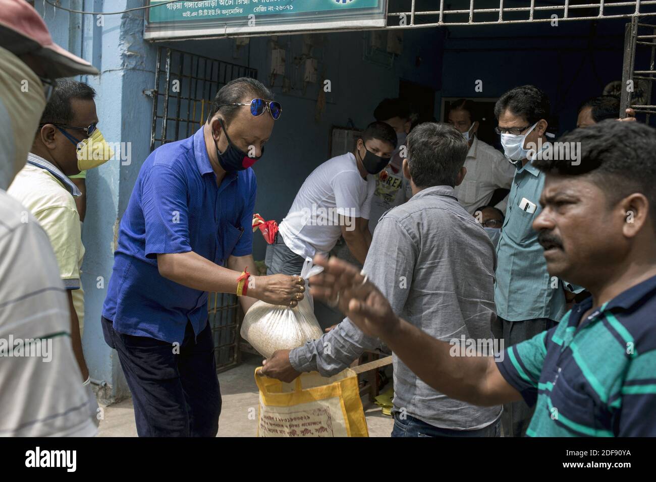 Eine Auto-Rikscha-Vereinigung stellt die Autofahrer und die Besitzer von Auto-Rikscha 5 kg Reis, 3 kg Kartoffeln und 1/2 kg Linsen während 21 Tagen sperren in Indien wegen covid 19 Pandemie. Auto-Rikschaufelfahrer und die Besitzer sind arm und arbeitsarm. Kolkata, Westbengalen, Indien am 3. April 2020. Foto von Arindam Mukherjee/ABACAPRESS.COM Stockfoto