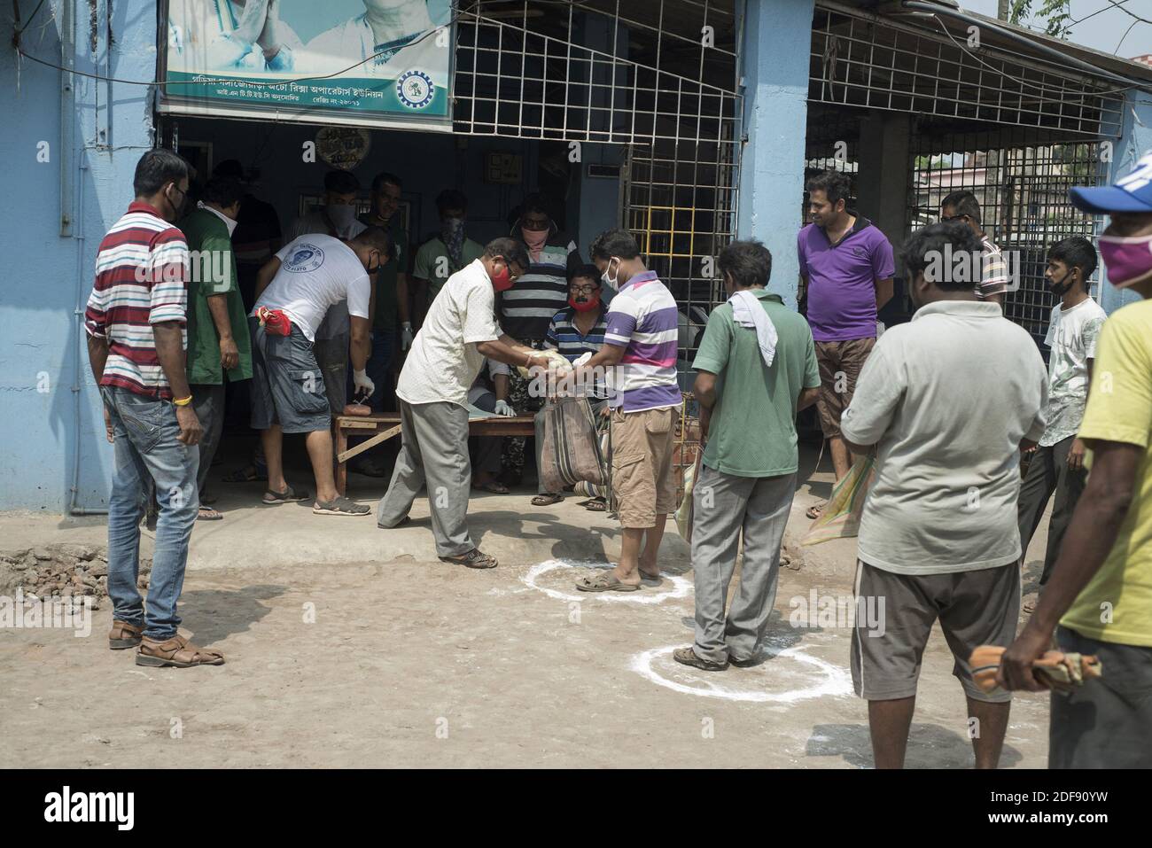 Eine Auto-Rikscha-Vereinigung stellt die Autofahrer und die Besitzer von Auto-Rikscha 5 kg Reis, 3 kg Kartoffeln und 1/2 kg Linsen während 21 Tagen sperren in Indien wegen covid 19 Pandemie. Auto-Rikschaufelfahrer und die Besitzer sind arm und arbeitsarm. Kolkata, Westbengalen, Indien am 3. April 2020. Foto von Arindam Mukherjee/ABACAPRESS.COM Stockfoto