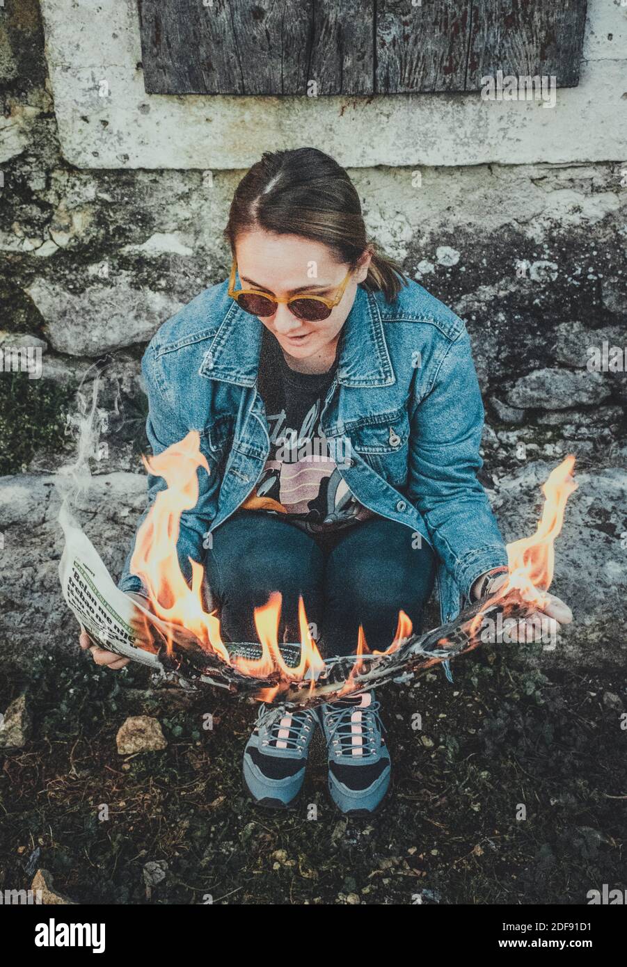 Mädchen liest die brennenden Nachrichten Stockfoto