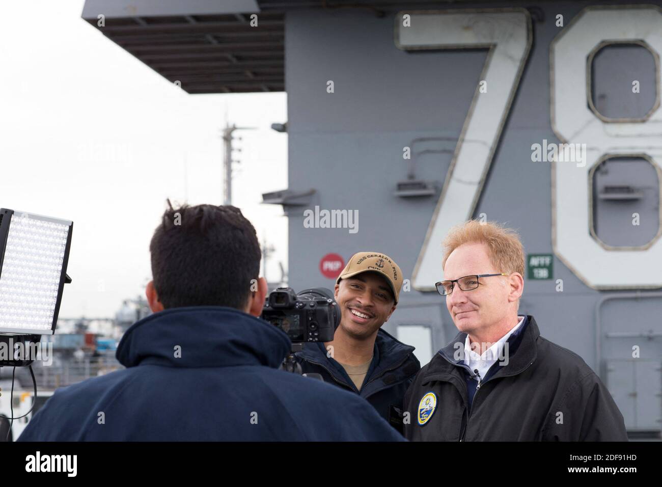Handout Datei Foto vom 31. Januar 2020 des ehrenwerten Thomas Modly, amtierender Sekretär der Marine, Und Chief Aviation Boatswain's Mate (Equipment) Louis Mountain, aus Seat Pleasant, Maryland, zugeordnet an den Flugzeugträger USS Gerald R. Ford (CVN 78) Luftfracht, Interview Fragen während einer Medienveranstaltung auf Ford's Flugdeck im Atlantik beantworten. Der amtierende Navy-Sekretär Thomas Modly trat am Dienstag zurück, nachdem seine Behandlung des Abfeuers eines Flugzeugträgers Kapitän, der um Hilfe bei einem Coronavirus Ausbruch gebeten wurde untersucht. Modly kam unter Beschuss und wurde von der Rep. Angerufen Stockfoto