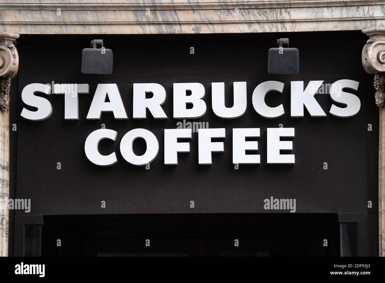 Ein Ladenschild von Starbucks Coffee in Paris, am 9. April 2020 in Paris, Frankreich. Foto von David Niviere/ABACAPRESS.COM Stockfoto