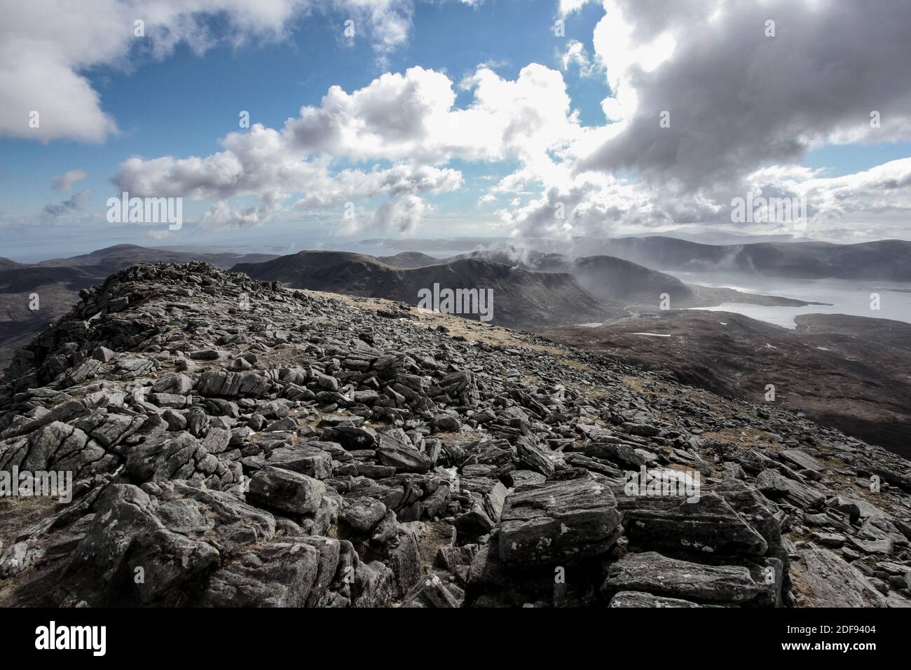 Eine Wanderung auf Clisham, dem höchsten Punkt der Insel Harris an einem interessanten (wettermäßig) Tag, Stockfoto