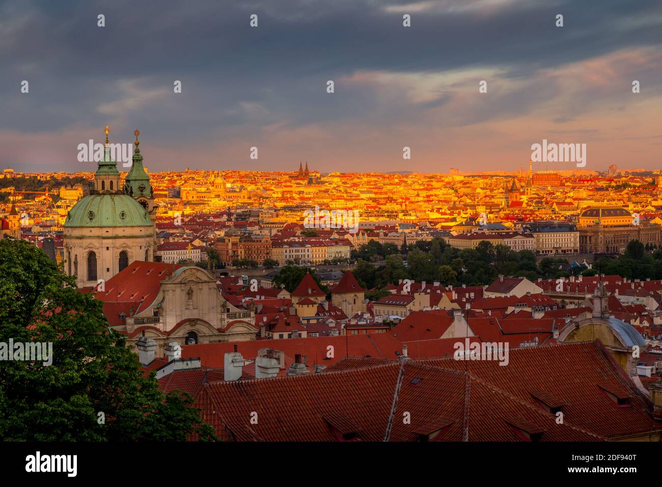 Blick auf Prag von der Prager Burg. Die sonnenverwöhnte Stadt. UNESCO-Denkmal, Tschechische Republik Stockfoto