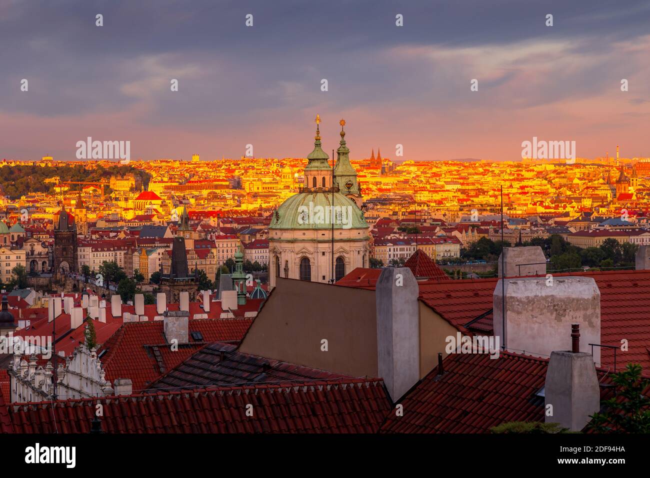 Blick auf Prag von der Prager Burg. Die sonnenverwöhnte Stadt. UNESCO-Denkmal, Tschechische Republik Stockfoto